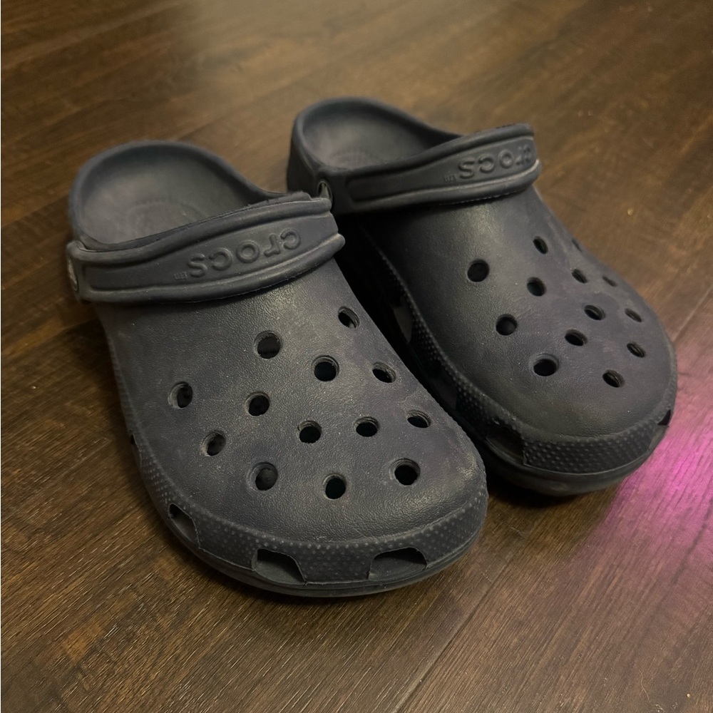 NAVY CROCS